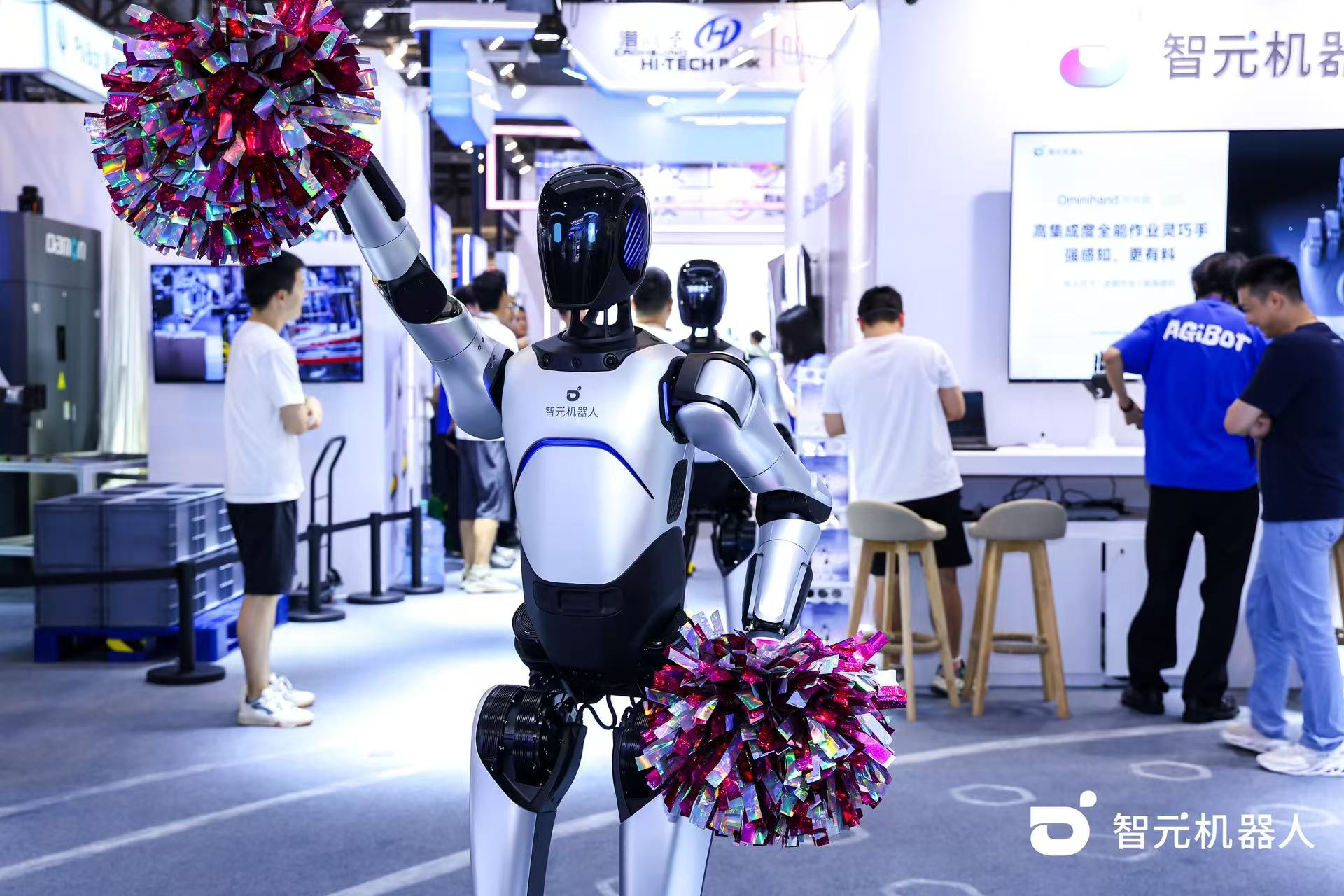 BB贝博机器人 WAIC 首日展台火爆，机器人家族集体打工忙不停